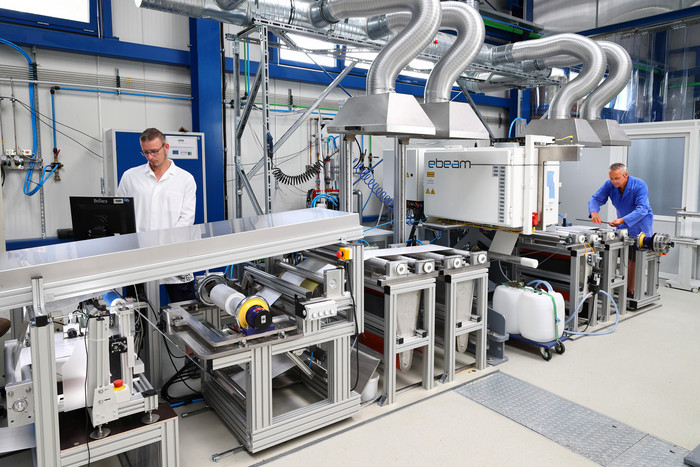 Pilotanlage zur kontinuierlichen Elektronenstrahl-Behandlung von Membranen. Foto: Steffen Becker/significant.pictures Pilotanlage zur kontinuierlichen Elektronenstrahl-Behandlung von Membranen.