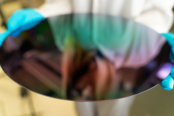 Inspektion eines 300 mm Silizium Wafers. Foto: Steffen Becker/significant.pictures