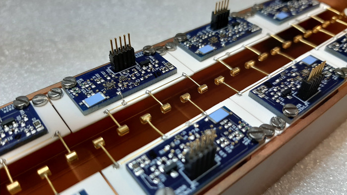 Innenansicht eines Prototypen des Spiegelladungsdetektors für den Nachweis von Ionenpaketen und perspektivisch einzelnen Ionen. 