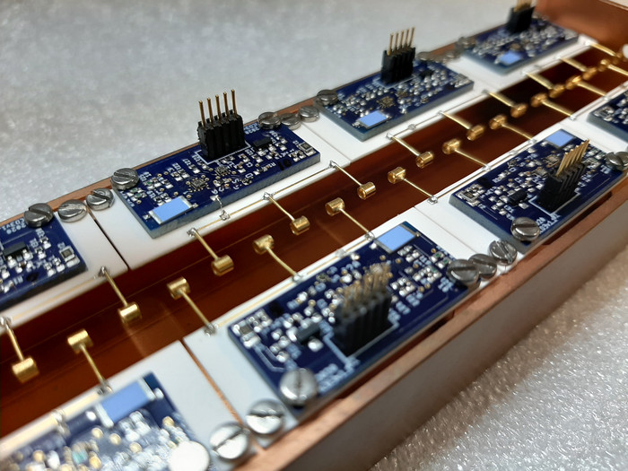 Innenansicht eines Spiegelladungsdetektor-Prototyps, der Ionenpakete und künftig auch einzelne Ionen nachweisen soll.
