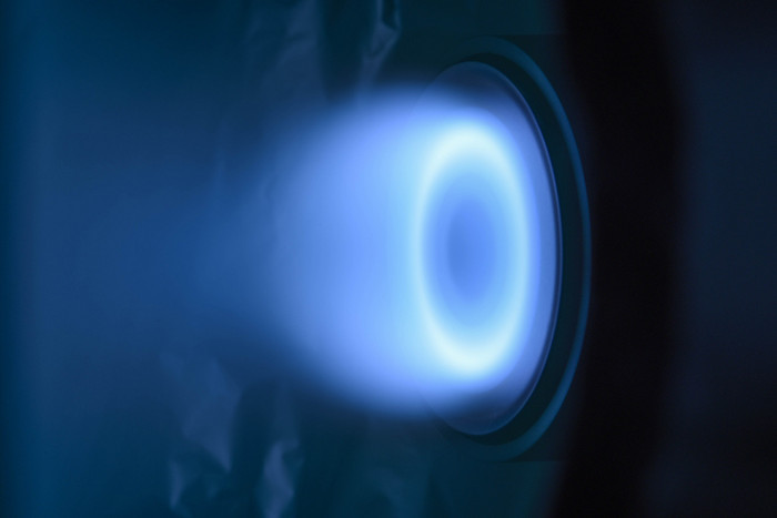 HiPIMS-Entladung mit einem Titan-Target. Foto: Dmitry Kalanov Aufnahme von einer HiPIMS-Entladung mit einem Titan-Target.