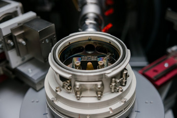 Probenhalter in der Kammer der in-situ-XRD-Anlage.