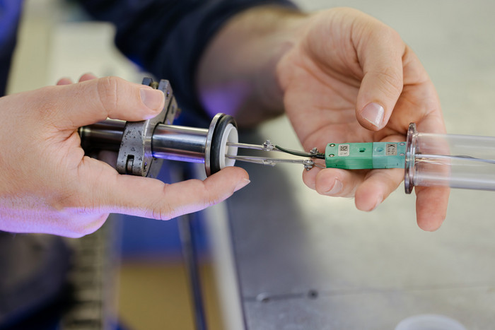 Probenpräparation für Bestrahlungsversuche am 10-MeV-Elektronenstrahlbeschleuniger.