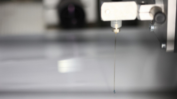 System zur Erfassung des Kontaktwinkels während der kontinuierlichen Elektronenstrahl-Behandlung von Membranen.