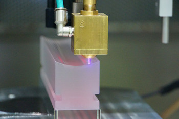 Deterministische Freiformbearbeitung eines Azylinderspiegels aus Quarzglas mittels reaktivem Atmophärendruckplasmajet. 