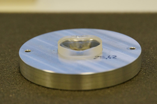 Freiform-optisches Element aus Quarzglas.