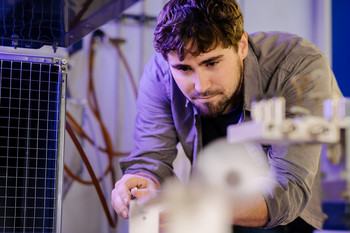Wissenschaftler präpariert Proben für Versuche am 10-MeV-Elektronenbeschleuniger am IOM.