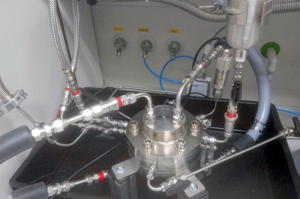 Das Bild zeigt eine Ansicht des Aufbaus eines Wasserstoffpermeationsmesssystems für die Untersuchung der Permeationseigenschaften von Flachproben.