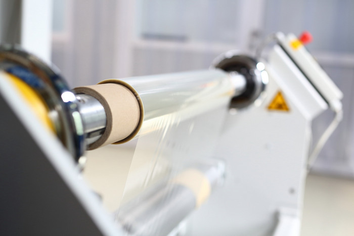 Folienabwicklung an der Rolle-zu-Rolle Anlage zur Fertigung von transparenten flexiblen Verkapselungsfolien für Dünnschichtphotovoltaik. Foto: Steffen Becker/significant.pictures Folienabwicklung an der Rolle-zu-Rolle Anlage zur Fertigung von transparenten flexiblen Verkapselungsfolien für Dünnschichtphotovoltaik.