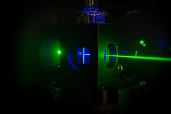 Gezeigt wird ein der Strahlengang bei der nicht-linearen optischen Spektroskopie zur Untersuchung von Materialeigenschaften.
