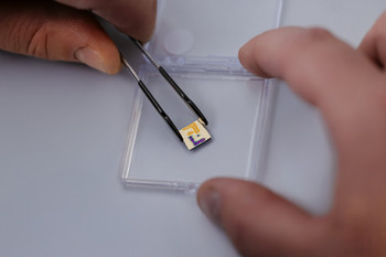Forschende an der Versuchsapparatur zur gezielten Abscheidung dünner Materialschichten mit dem Ion-Soft-Landing-Verfahren.