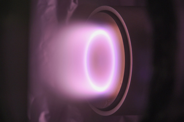 DC-Magnetronsputtern von Titan in einem Argon-Plasma, wobei die Racetrack-Struktur auf dem Target sichtbar ist.