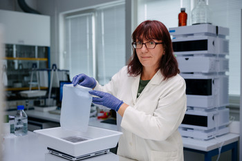 Technische Mitarbeiterin zeigt selbst hergestellte Polymermembran. Foto: Erik Kazak Eine technische Mitarbeiterin hält eine selbst hergestellte Polymermembran in den Händen.