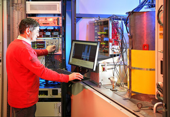 Wissenschaftler steht im Bedienbereich des 10-MeV-Elektronenbeschleunigers im Hertz-Elektronenstrahllabor des IOM. 