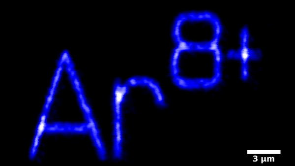 Aufnahme der Lichtemission von NV-Zentren in Diamant mittels konfokaler Fluoreszenzmikroskopie. Die Bildung der NV-Zentren wurde durch lokale Einbringung von Defekten mittels eines fokussierten Ar8+-Ionenstrahles ermöglicht.