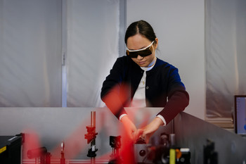 Eine Wissenschaftlerin justiert das Photoelektronenemissionsmikroskop.