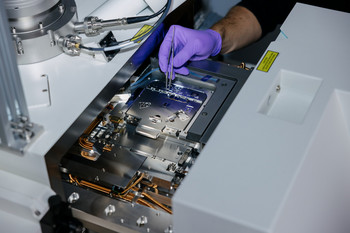 Montage einer Probe auf dem Probenhalter des Einzelionenimplanters. Foto: Erik Kazak Montage einer Probe auf dem Probenhalter des Einzelionenimplanters.