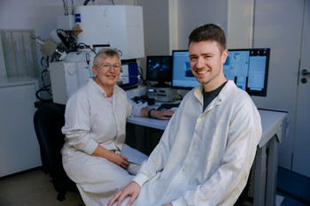 Forschende arbeiten an einer Focused-Ion-Beam-Anlage zur Präparation von Proben für die Transmissionselektronenmikroskopie (TEM).
