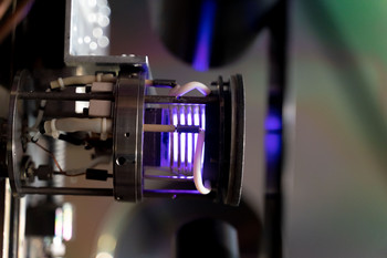 HF-Entladung einer Ionenquelle mittels nicht-intrusiver laserinduzierter Fluoreszenzspektroskopie (LIF).