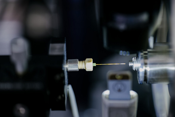 Detailaufnahme der Einspritzdüse zur Einbringung der Ionen in die Ion-Soft-Landing-Apparatur.