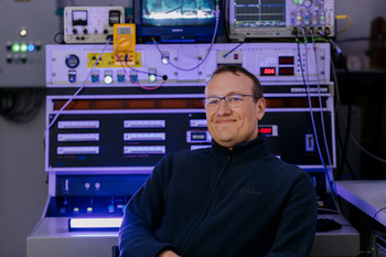 Ein Wissenschaftler sitzt vor dem Kontrollpult des 10 MeV Elektronenbeschleunigers ELEKTRONIKA.