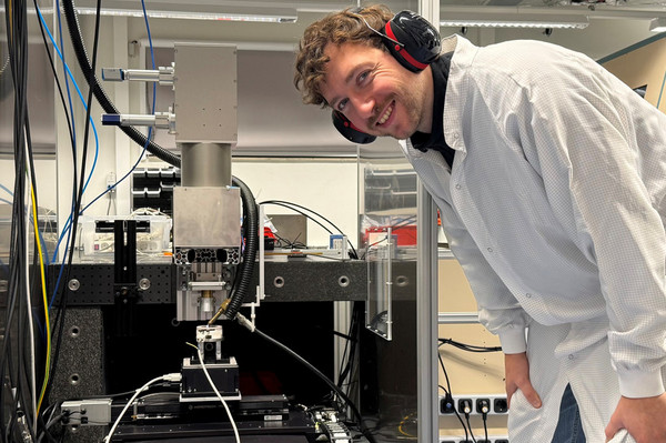 Wissenschaftler an der Plasma-/ Laser-Versuchsanlage zur Oberflächenstrukturierung.
