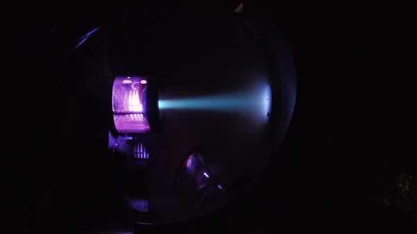 Radiofrequenz-Gitterionenquelle vom Typ ISQ40 im Betrieb mit Xenon.