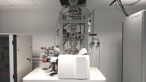 Einzelionenimplanter bestehend aus einem Focused Ion Beam (FIB)-System und einer Elektronenstrahl-Ionenquelle (EBIS) zur Erzeugung hochgeladener Ionen.
