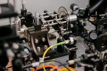 Atmosphärenseitiger Teil eines Versuchsaufbaus zur Laser-induzierten Fluoreszenzspektroskopie, einer nichtintrusiven Methode zur Plasma- und Ionenstrahlcharakterisierung. Foto: Erik Kazak Atmosphärenseitiger Teil eines Versuchsaufbaus zur Laser-induzierten Fluoreszenzspektroskopie, einer nichtintrusiven Methode zur Plasma- und Ionenstrahlcharakterisierung.