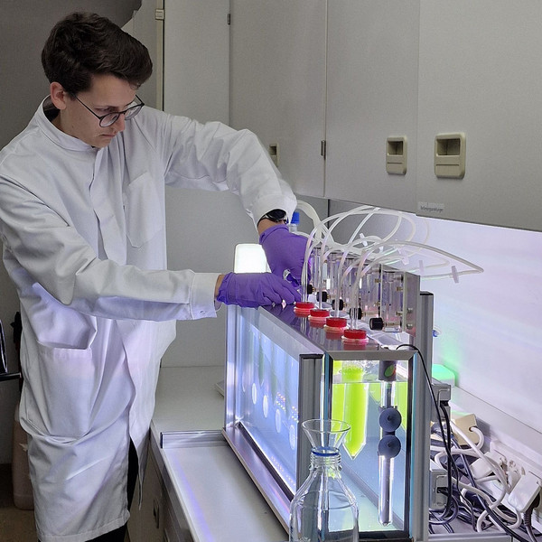 Ein Forschender präpariert Algen als Modell-Lösungen für die Membranfiltration. 