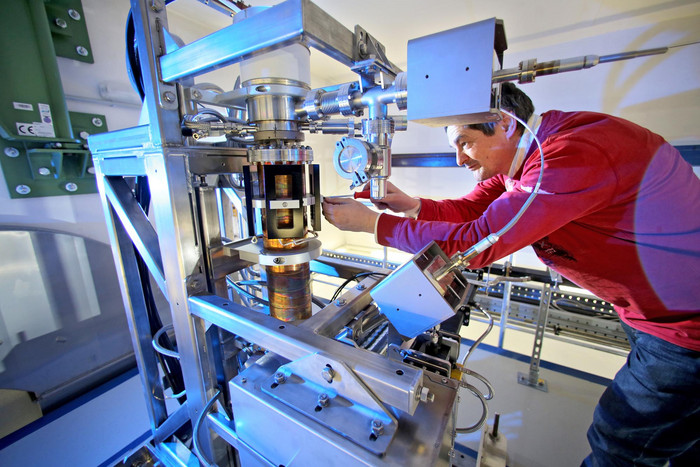 Ein Wissenschaftler arbeitet am 10-MeV-Elektronenbeschleuniger im Hertz-Elektronenstrahllabor des IOM.