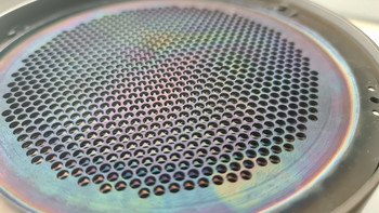 Ionenextraktionsgittersystem einer Breitstrahl-Ionenquelle (Kaufman-Typ) nach einer sehr langen Betriebszeit mit intensiver Ablagerung von geätztem Material.