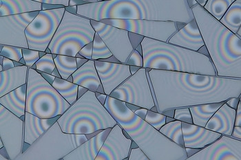 Mikroskopische Aufnahme eines Zr₆Co₆-Oxo-Films mit netzwerkartiger Oberflächenstruktur.
