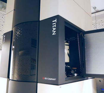 Aberrationskorrigiertes Transmissionselektronenmikroskop (TEM) für hochauflösende Materialanalysen im Leipziger nanoAnalytikum (LenA).