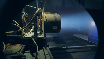 Das Ionentriebwerk RIT-10 der Firma ArianeGroup GmbH für Forschungsuntersuchungen in einer Vakuumanlage des IOM. Bild: Lukas Pietzonka Das Ionentriebwerk RIT-10 der Firma ArianeGroup GmbH für Forschungsuntersuchungen in einer Vakuumanlage des IOM.