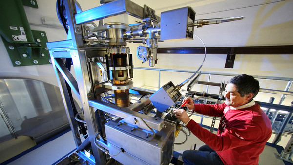 Wissenschaftler arbeitet am 10-MeV-Elektronenbeschleuniger im Hertz-Elektronenstrahllabor des IOM.