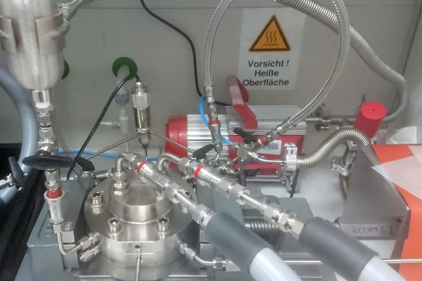 Weitere Ansicht des Wasserstoffpermeationsmesssystems für die Untersuchung der Permeationseigenschaften von Flachproben. 